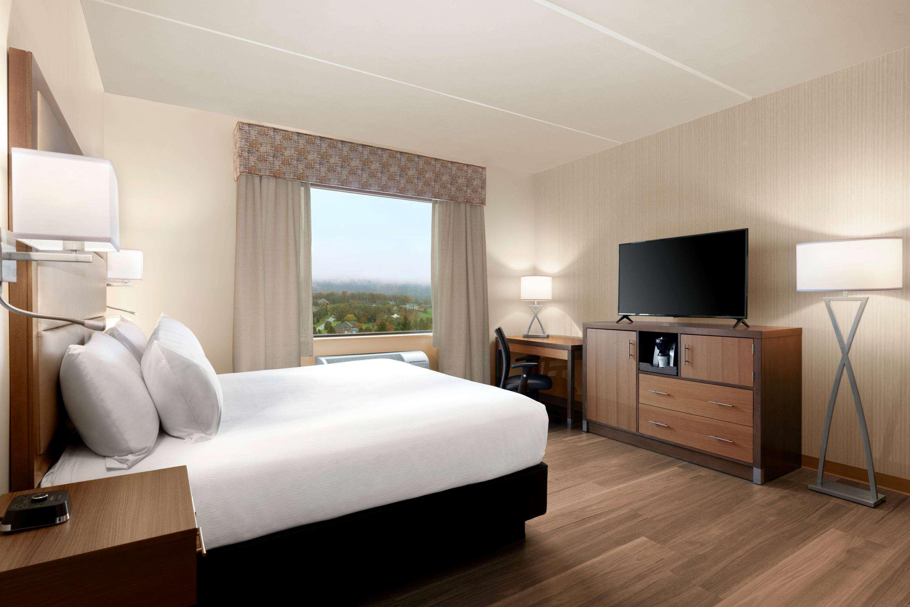 Wyndham Garden State College Hotel 3*